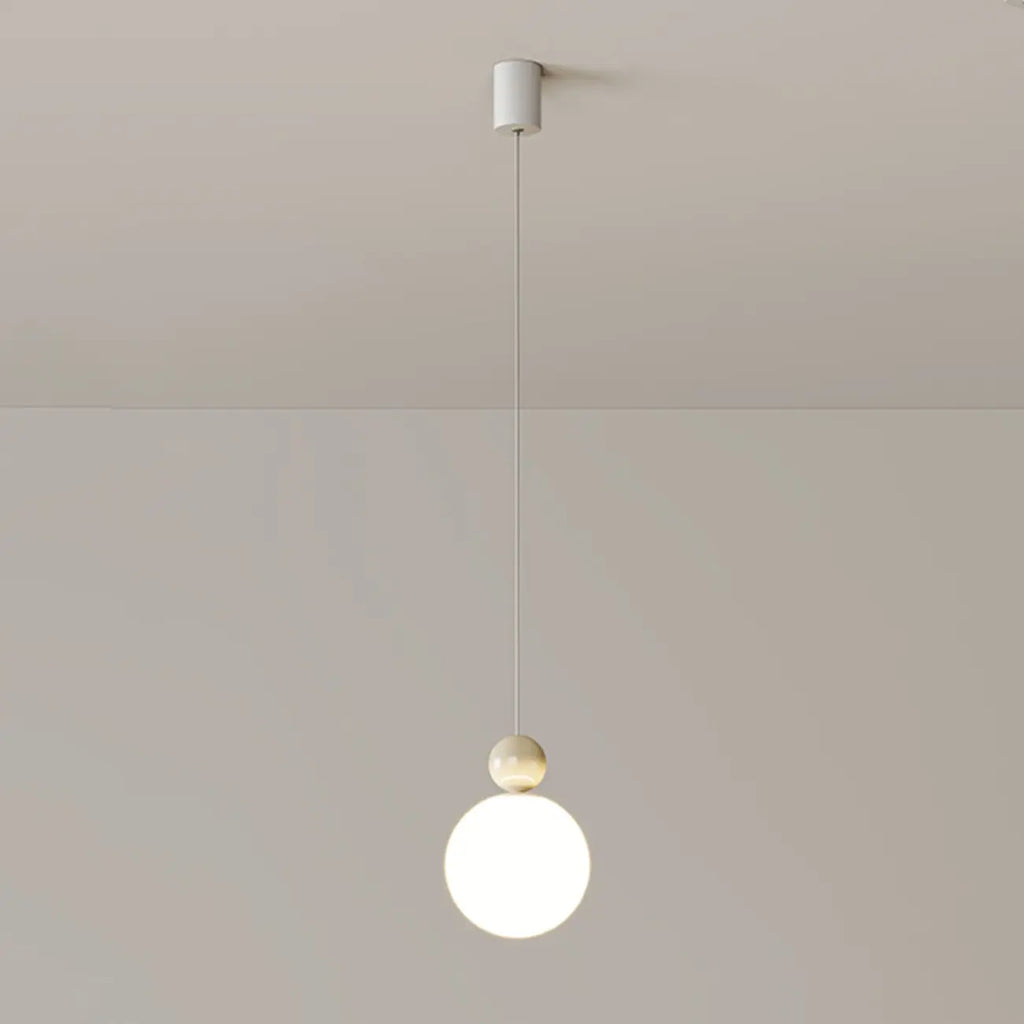Suspension ronde design en forme de lune avec détails perlés pour la décoration intérieure