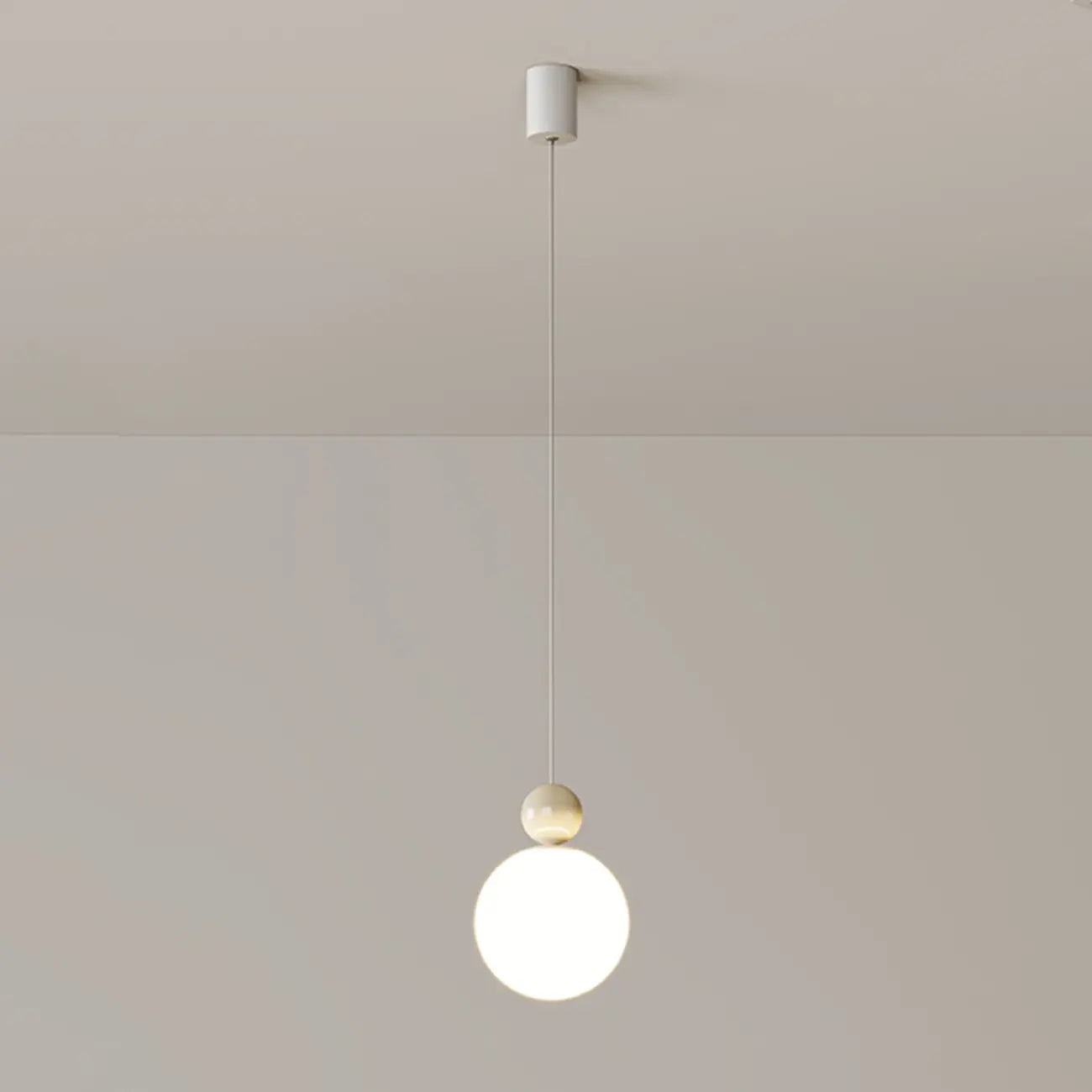Suspension ronde design en forme de lune avec détails perlés pour la décoration intérieure