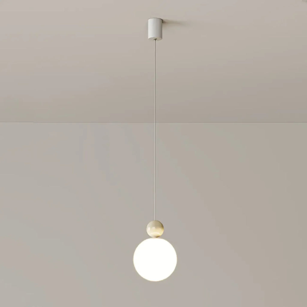 Suspension ronde design en forme de lune avec détails perlés pour la décoration intérieure
