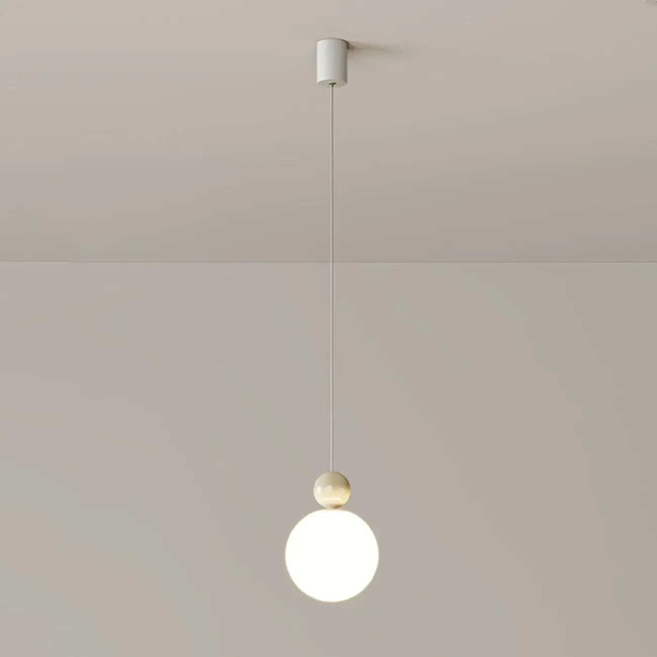 Suspension ronde design en forme de lune avec détails perlés pour la décoration intérieure