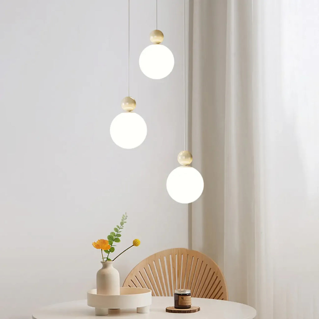 Suspension ronde design en forme de lune avec détails perlés pour la décoration intérieure