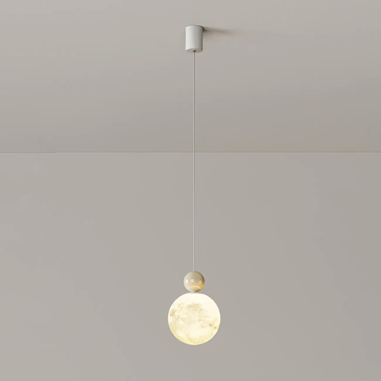 Suspension ronde design en forme de lune avec détails perlés pour la décoration intérieure