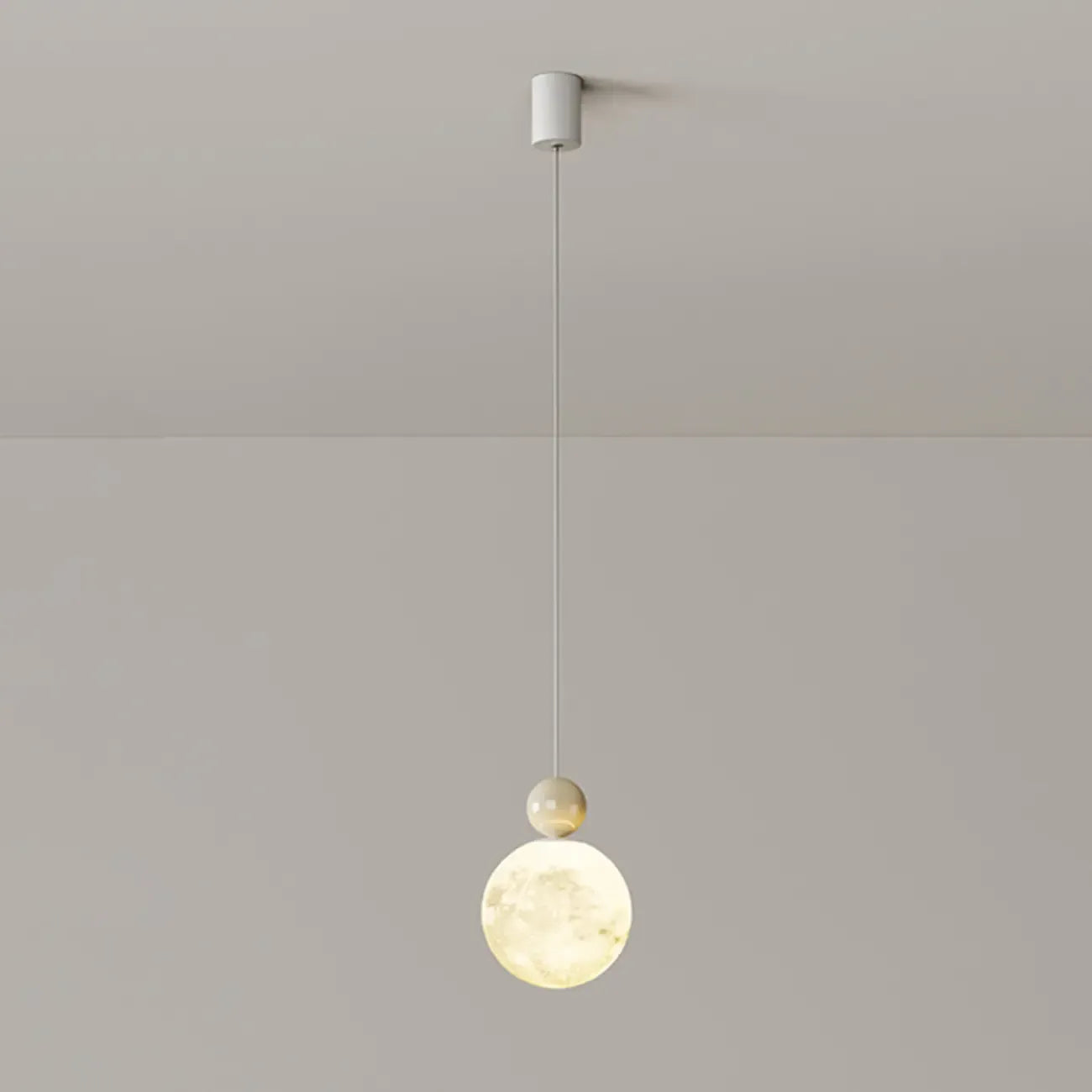 Suspension ronde design en forme de lune avec détails perlés pour la décoration intérieure