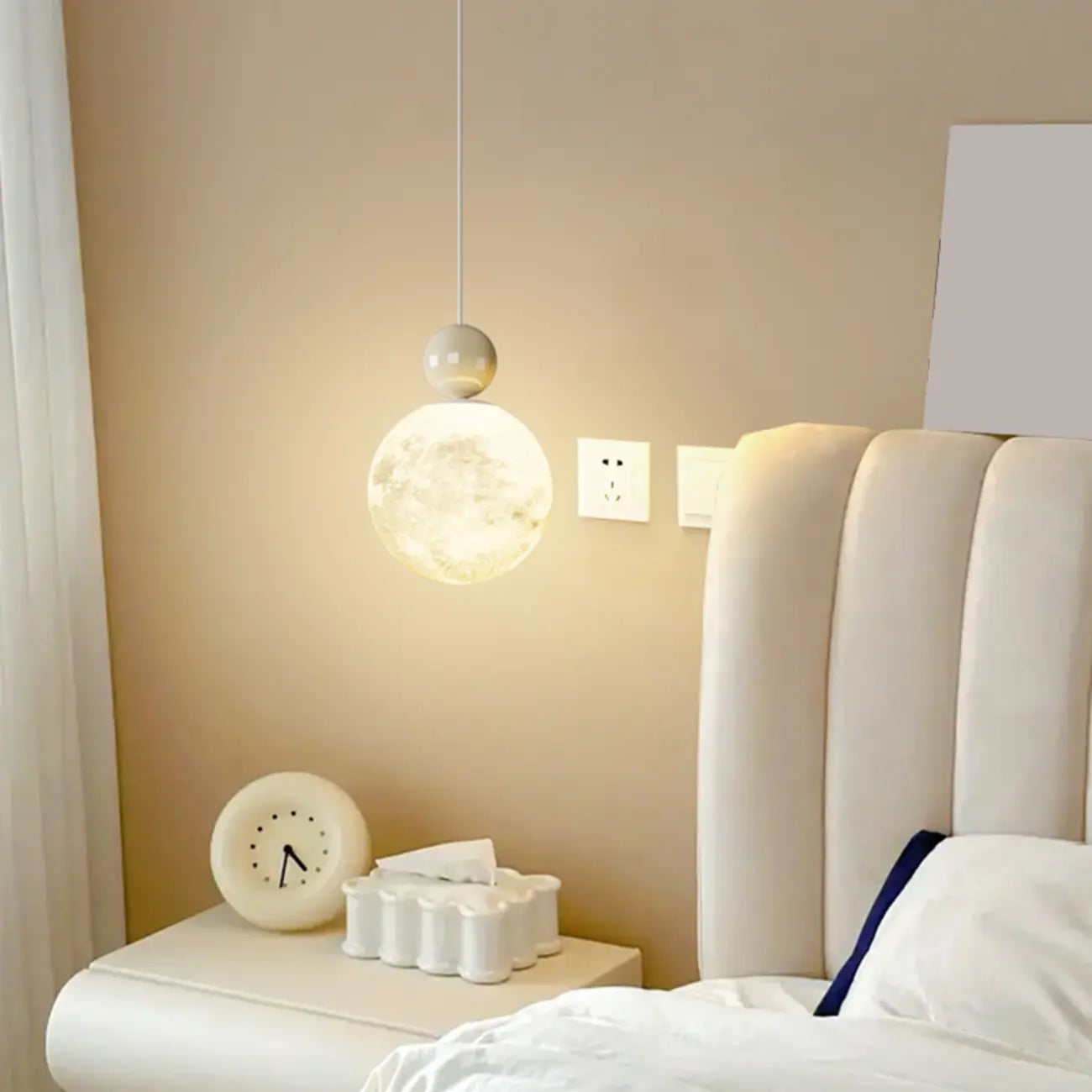 Suspension ronde design en forme de lune avec détails perlés pour la décoration intérieure