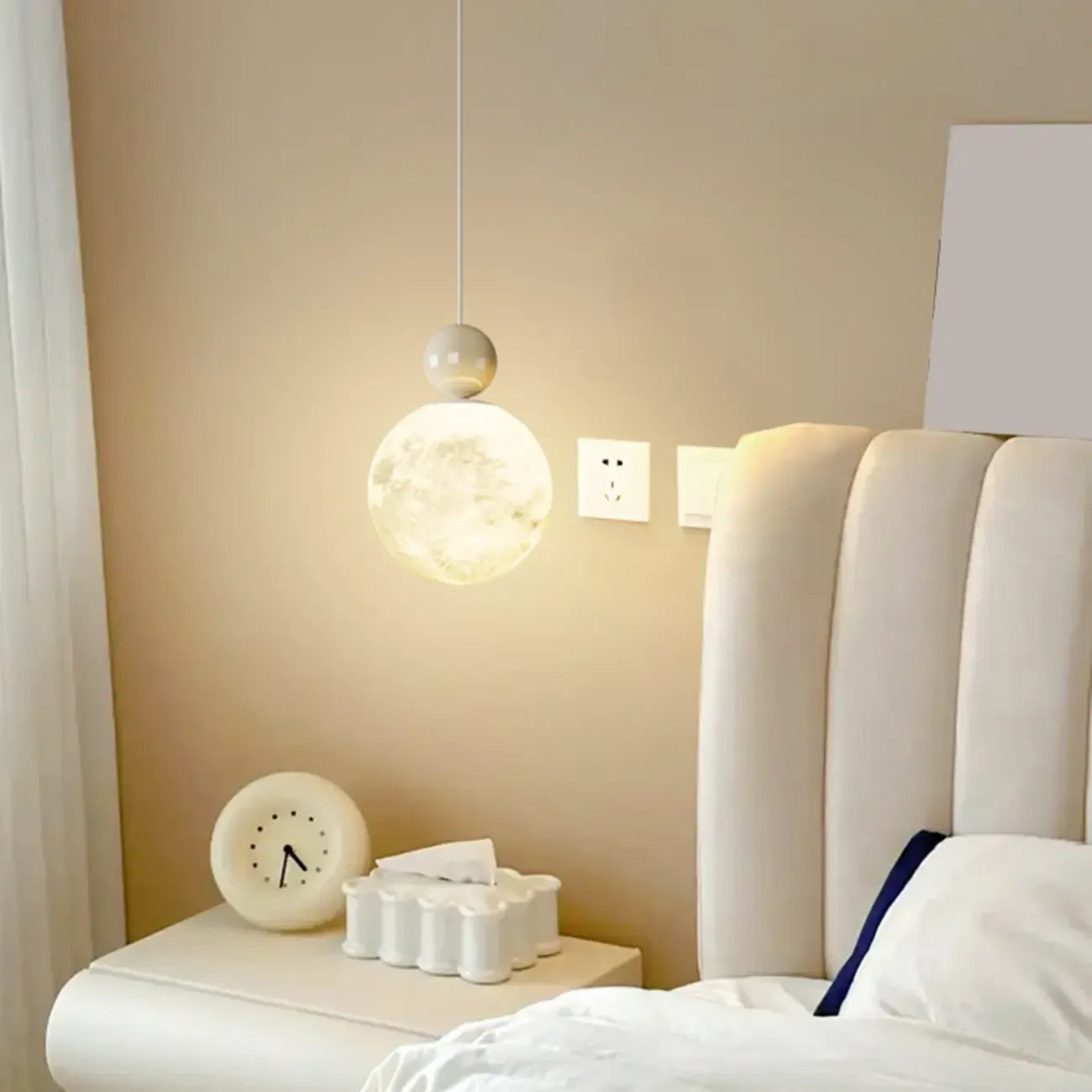 Suspension ronde design en forme de lune avec détails perlés pour la décoration intérieure