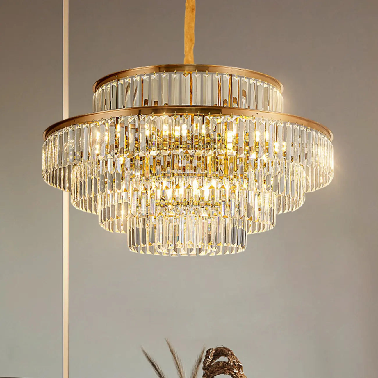 Lustre luxueux en cristal doré à plusieurs niveaux