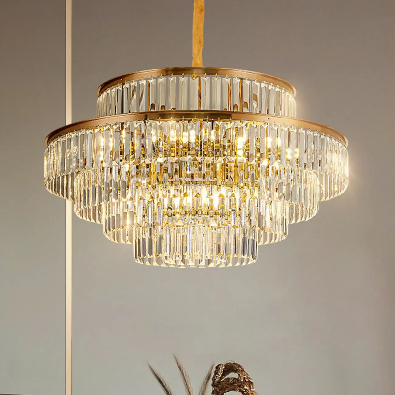 Lustre luxueux en cristal doré à plusieurs niveaux