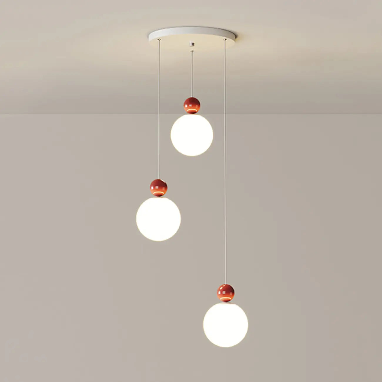 Suspension ronde design en forme de lune avec détails perlés pour la décoration intérieure