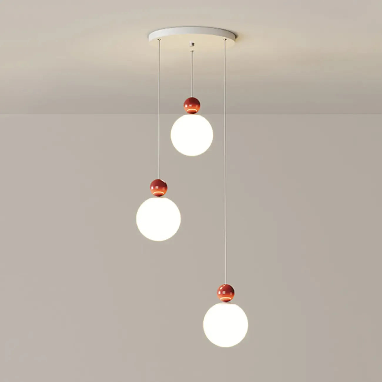 Suspension ronde design en forme de lune avec détails perlés pour la décoration intérieure
