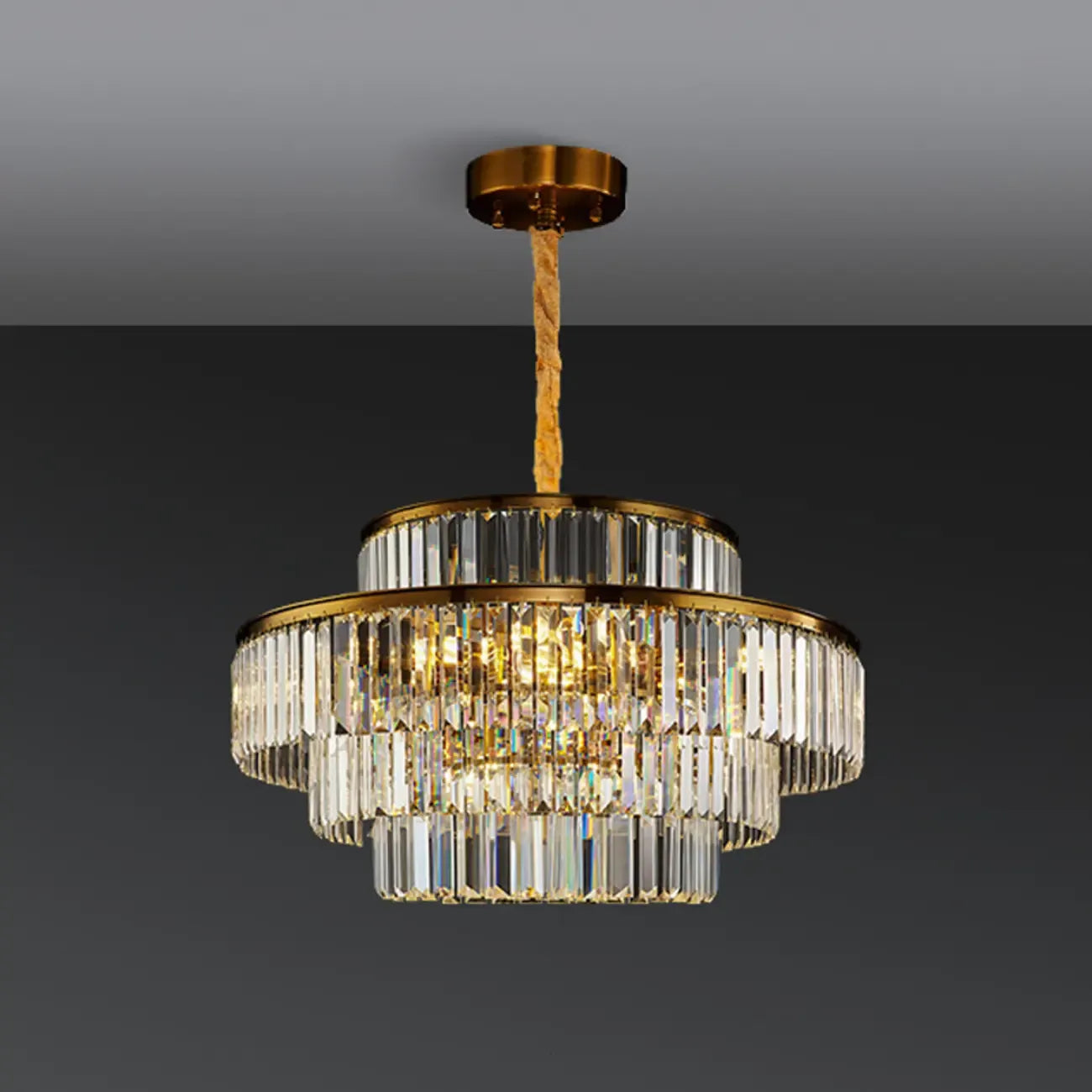 Lustre luxueux en cristal doré à plusieurs niveaux