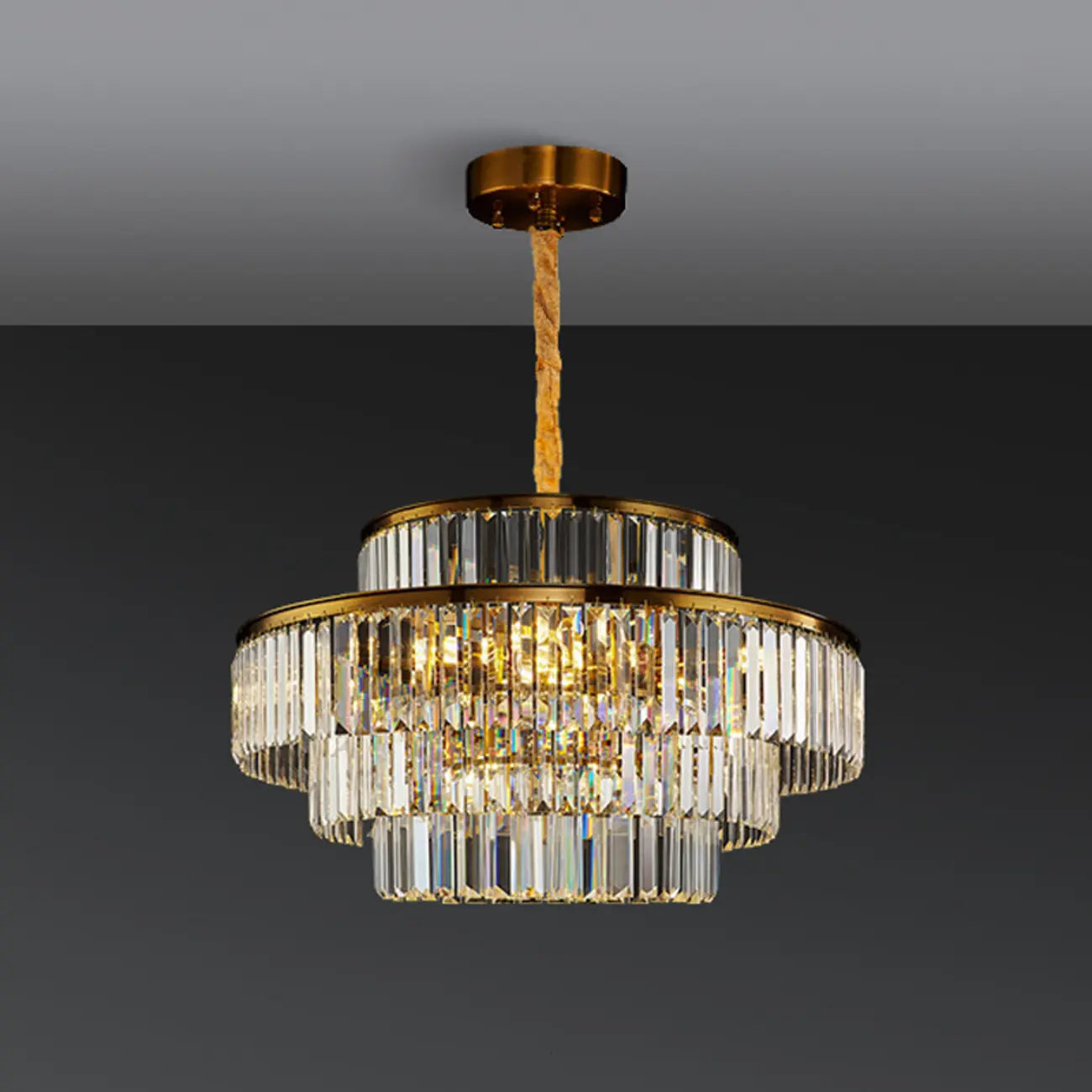 Lustre luxueux en cristal doré à plusieurs niveaux