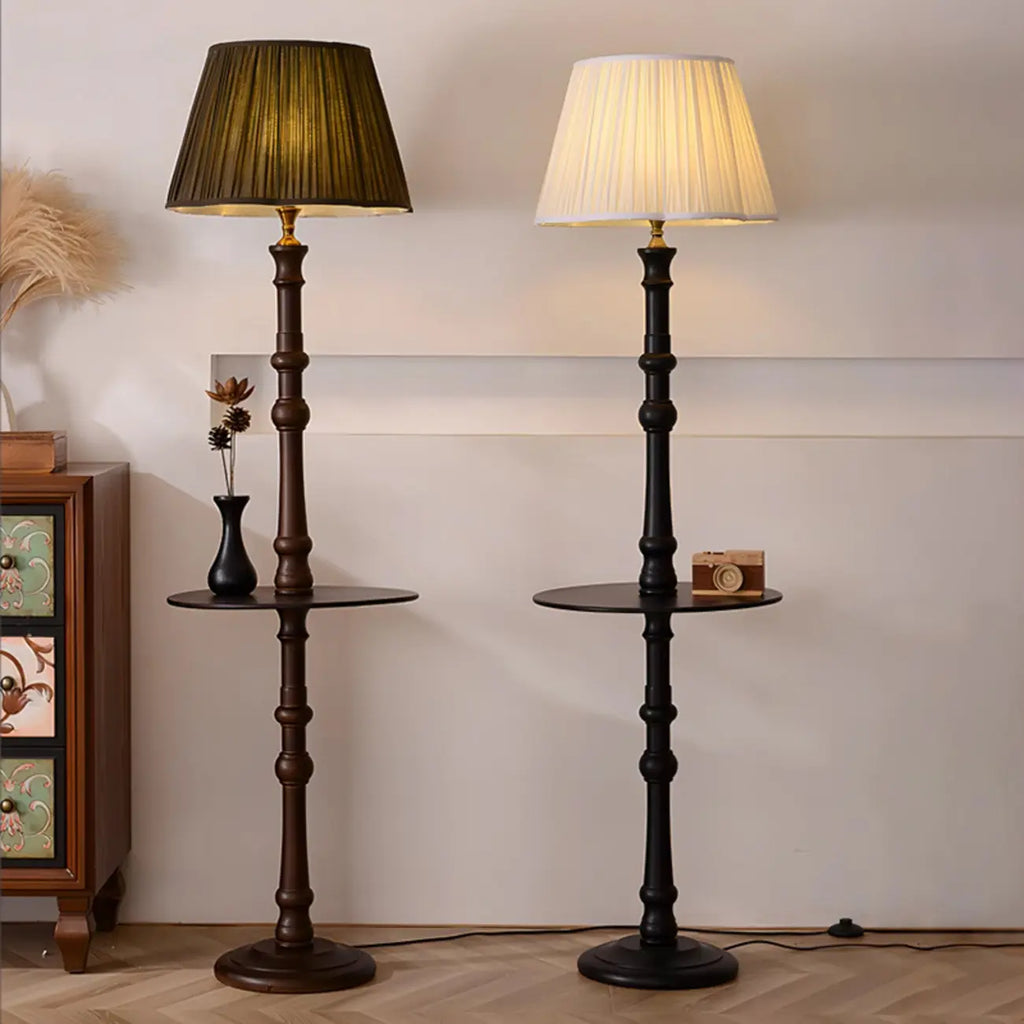 Lampadaire élégant en bois avec étagère et abat-jour en tissu