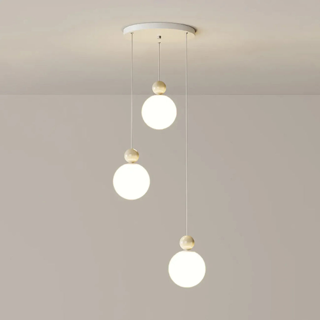 Suspension ronde design en forme de lune avec détails perlés pour la décoration intérieure