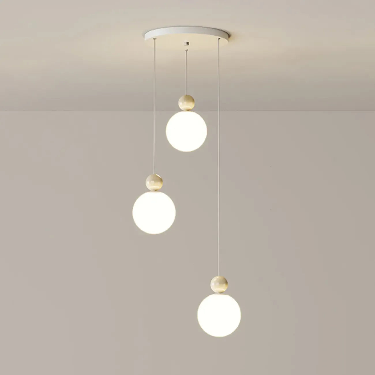Suspension ronde design en forme de lune avec détails perlés pour la décoration intérieure