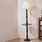Lampadaire élégant en bois avec étagère et abat-jour en tissu