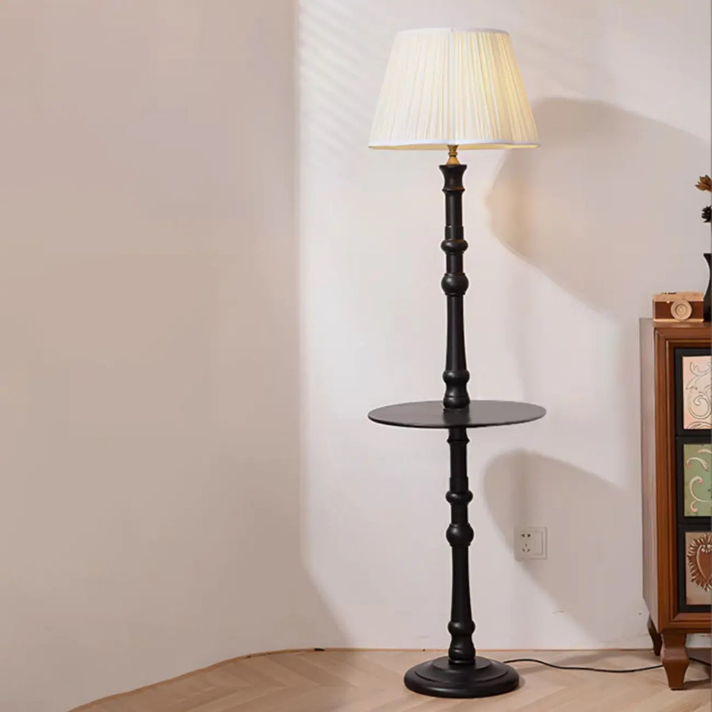 Lampadaire élégant en bois avec étagère et abat-jour en tissu
