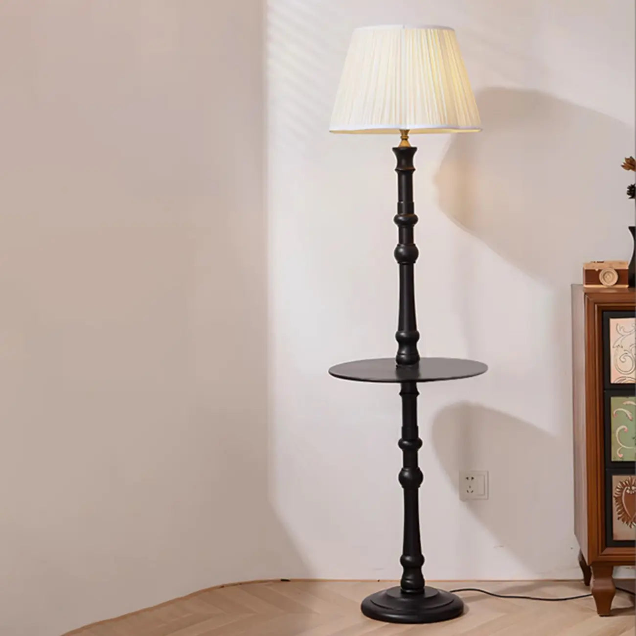 Lampadaire élégant en bois avec étagère et abat-jour en tissu