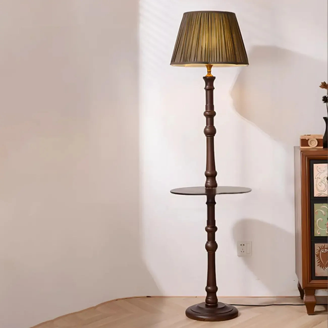 Lampadaire élégant en bois avec étagère et abat-jour en tissu