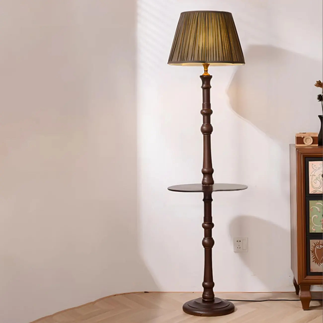 Lampadaire élégant en bois avec étagère et abat-jour en tissu