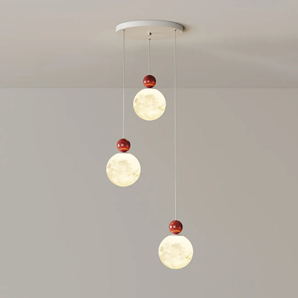 Suspension ronde design en forme de lune avec détails perlés pour la décoration intérieure