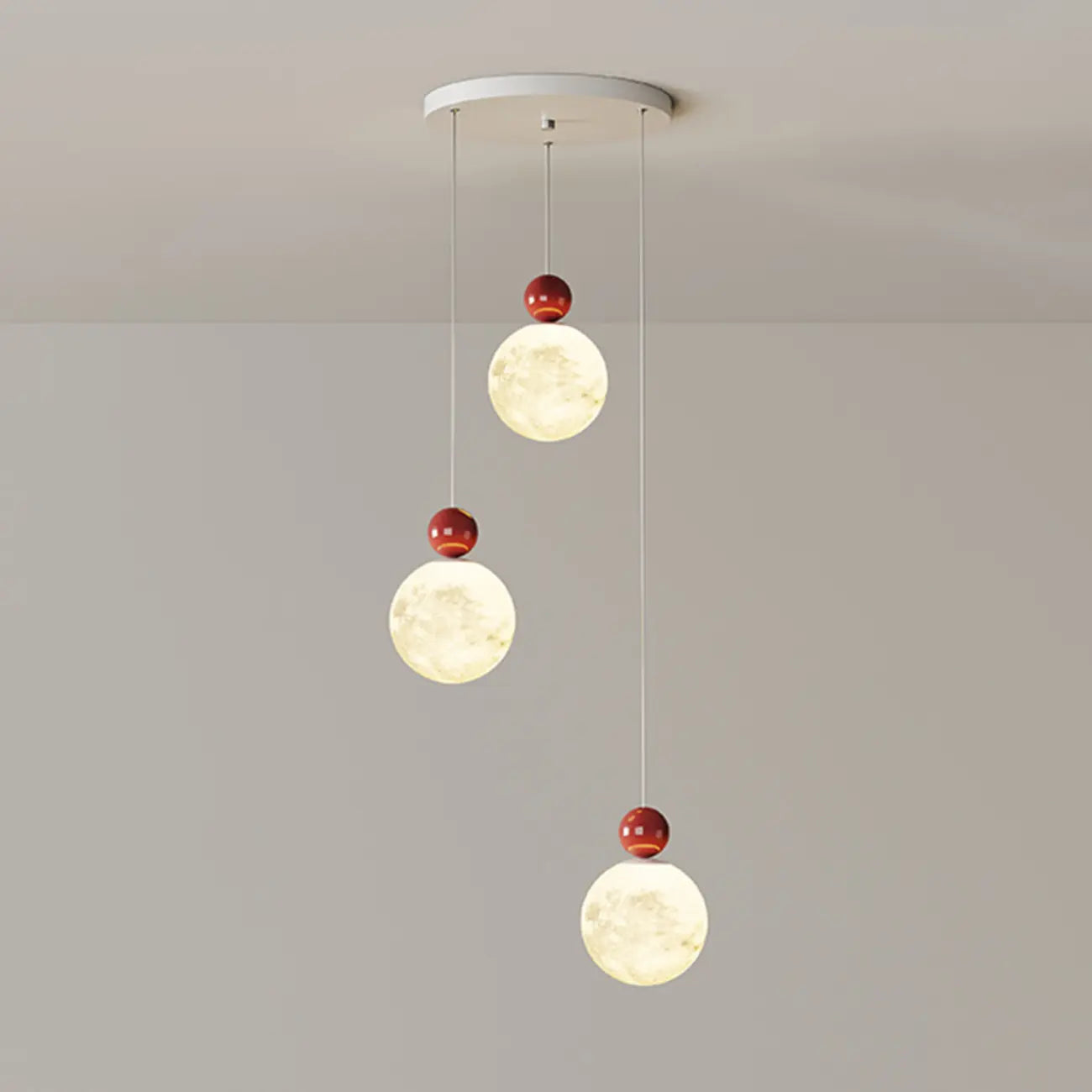 Suspension ronde design en forme de lune avec détails perlés pour la décoration intérieure