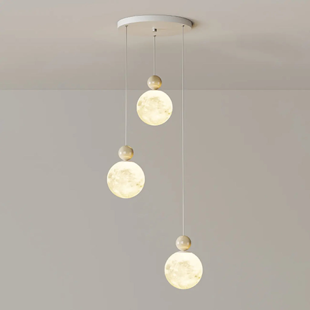 Suspension ronde design en forme de lune avec détails perlés pour la décoration intérieure