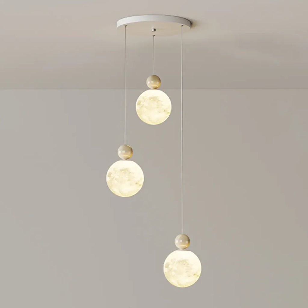 Suspension ronde design en forme de lune avec détails perlés pour la décoration intérieure