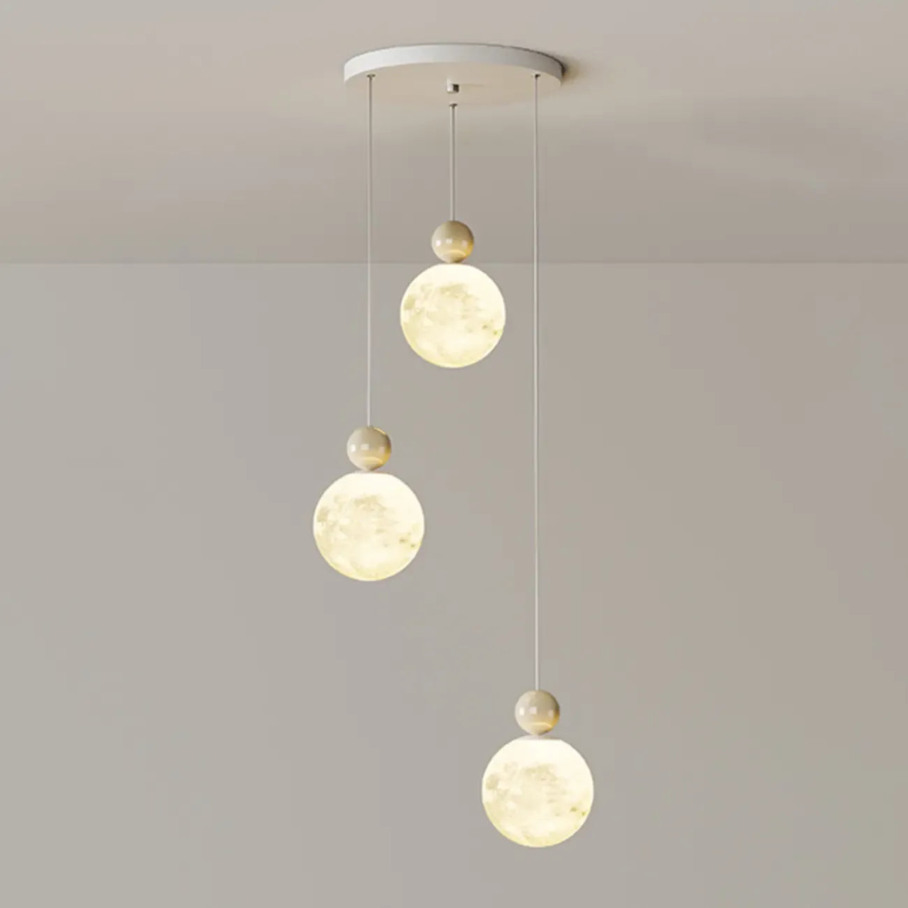 Suspension ronde design en forme de lune avec détails perlés pour la décoration intérieure