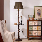 Lampadaire élégant en bois avec étagère et abat-jour en tissu