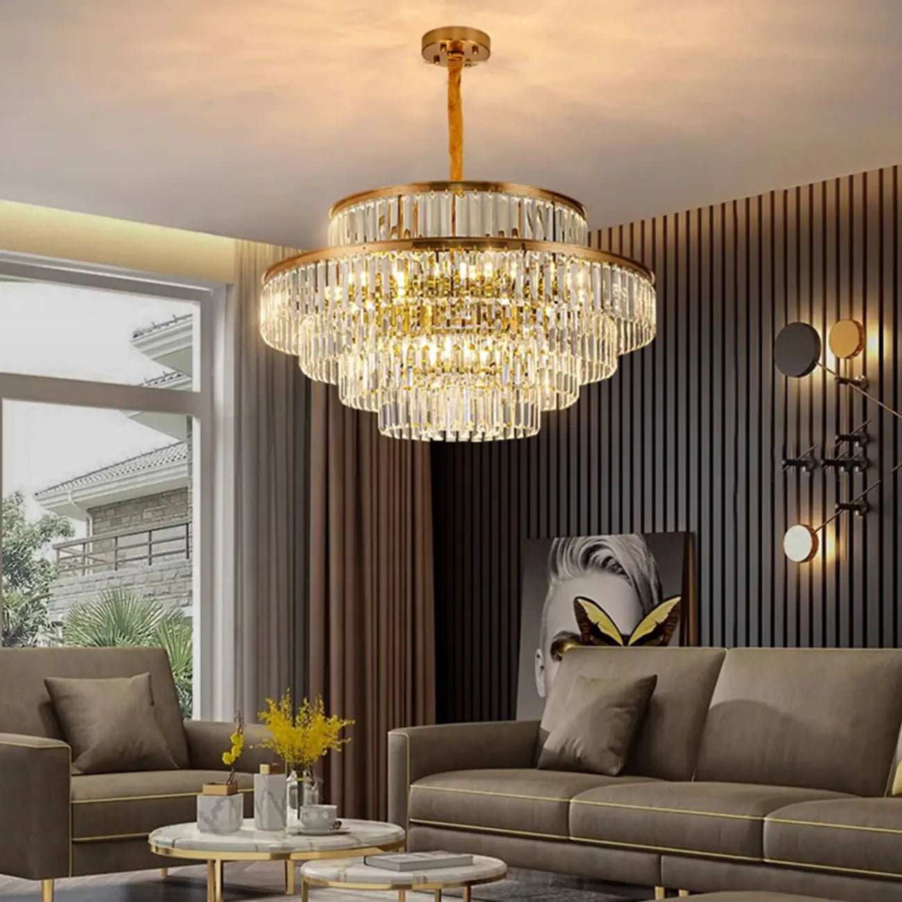 Lustre luxueux en cristal doré à plusieurs niveaux