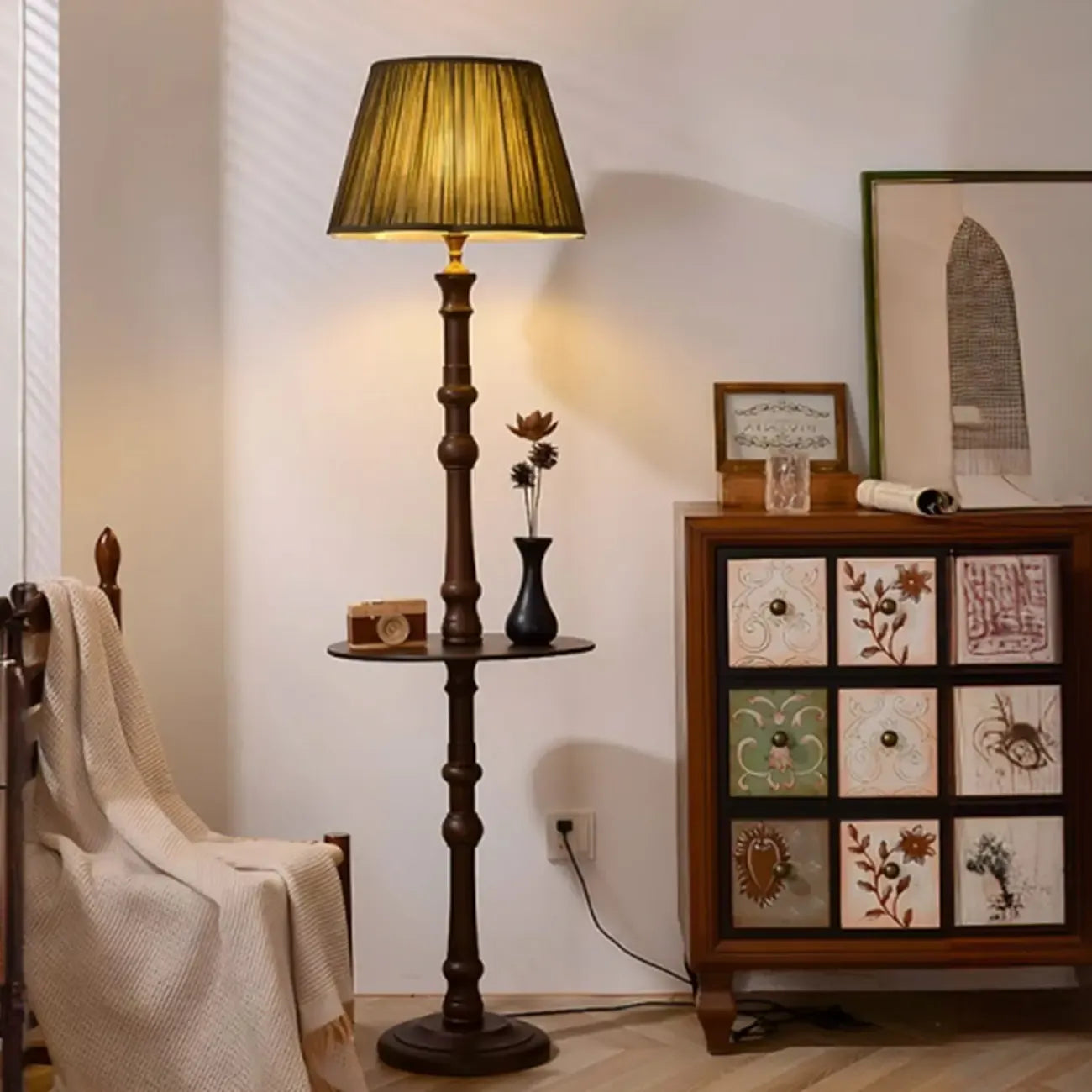 Lampadaire élégant en bois avec étagère et abat-jour en tissu