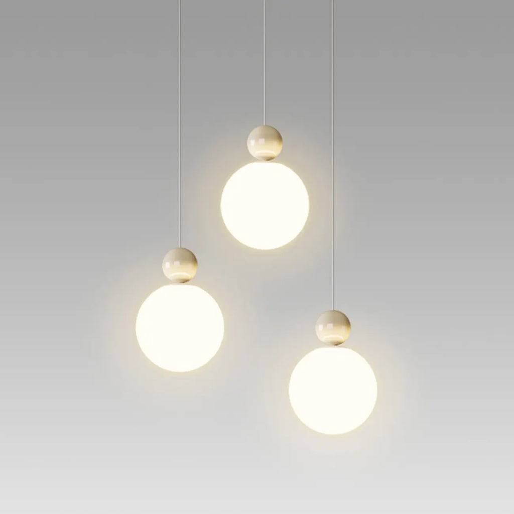 Suspension ronde design en forme de lune avec détails perlés pour la décoration intérieure