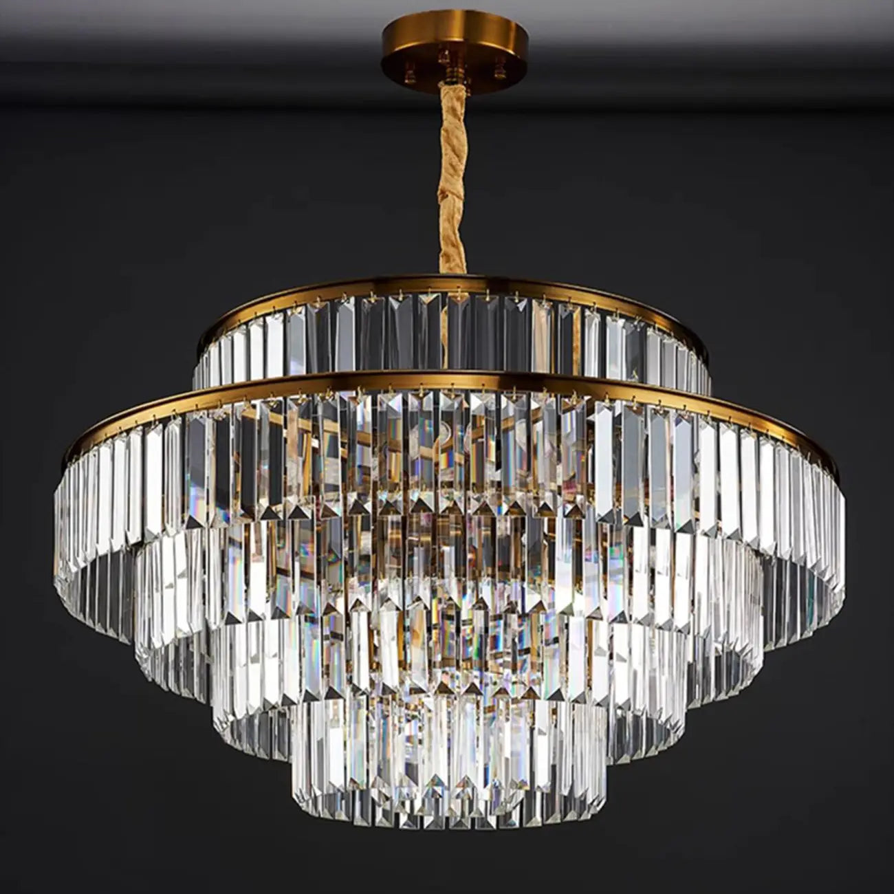 Lustre luxueux en cristal doré à plusieurs niveaux