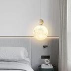 Suspension ronde design en forme de lune avec détails perlés pour la décoration intérieure
