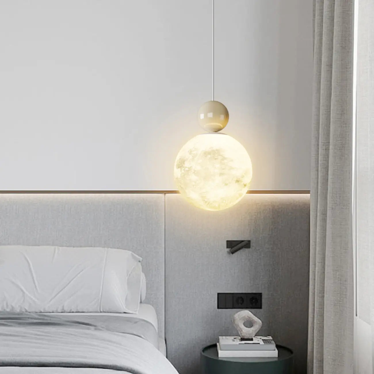 Suspension ronde design en forme de lune avec détails perlés pour la décoration intérieure