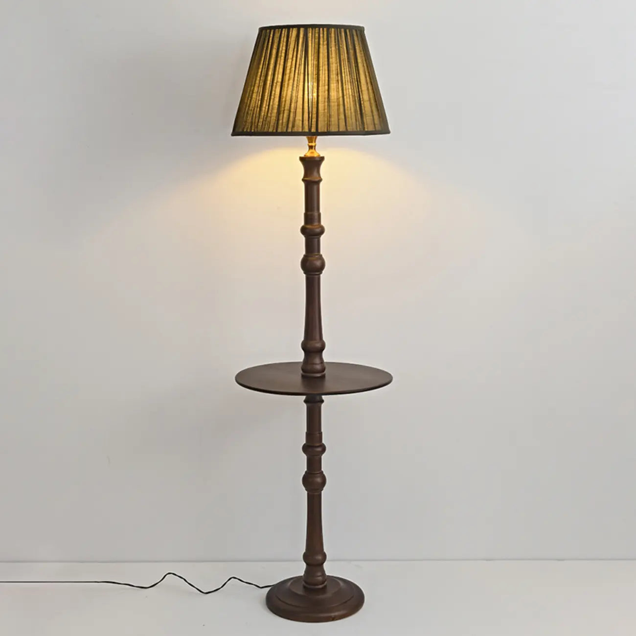 Lampadaire élégant en bois avec étagère et abat-jour en tissu