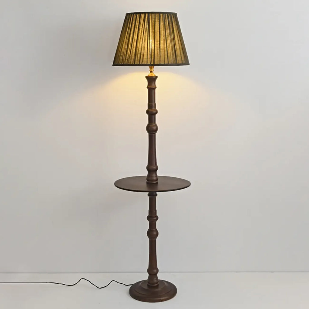 Lampadaire élégant en bois avec étagère et abat-jour en tissu