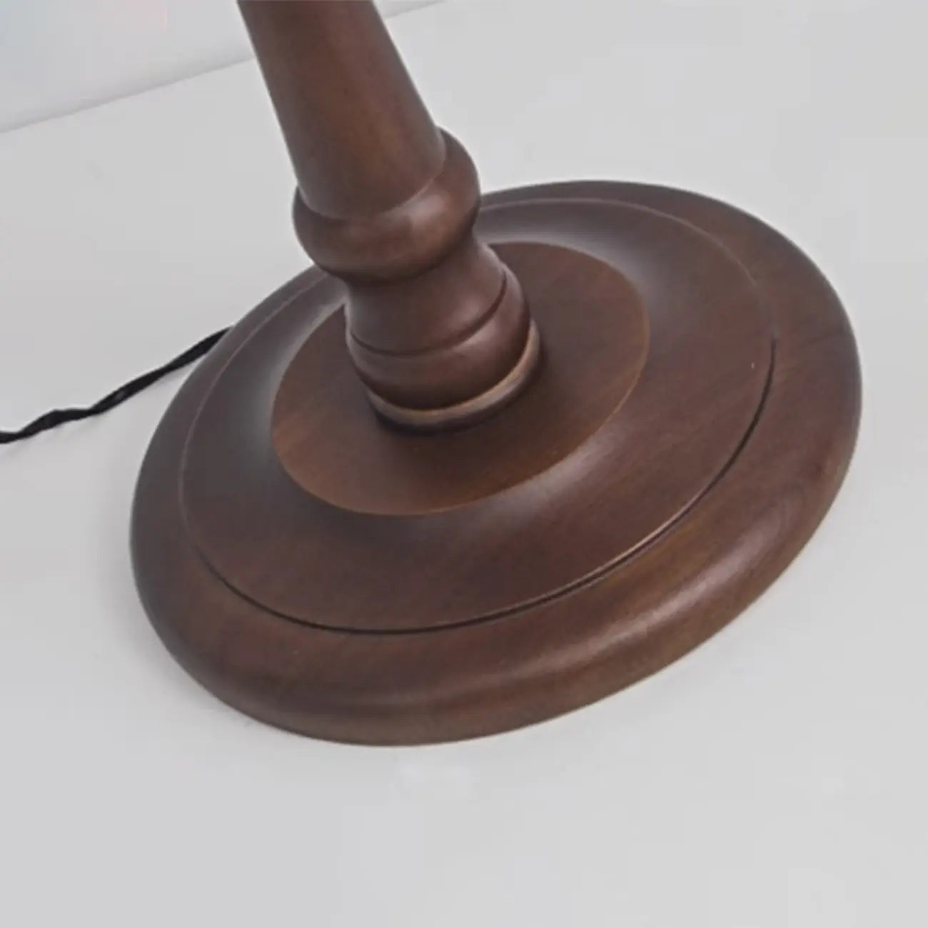 Lampadaire élégant en bois avec étagère et abat-jour en tissu