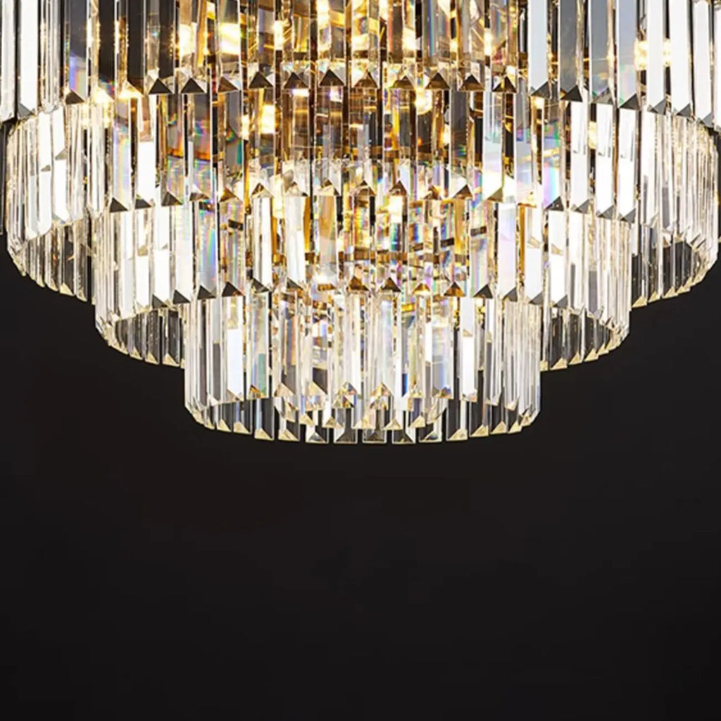 Lustre luxueux en cristal doré à plusieurs niveaux