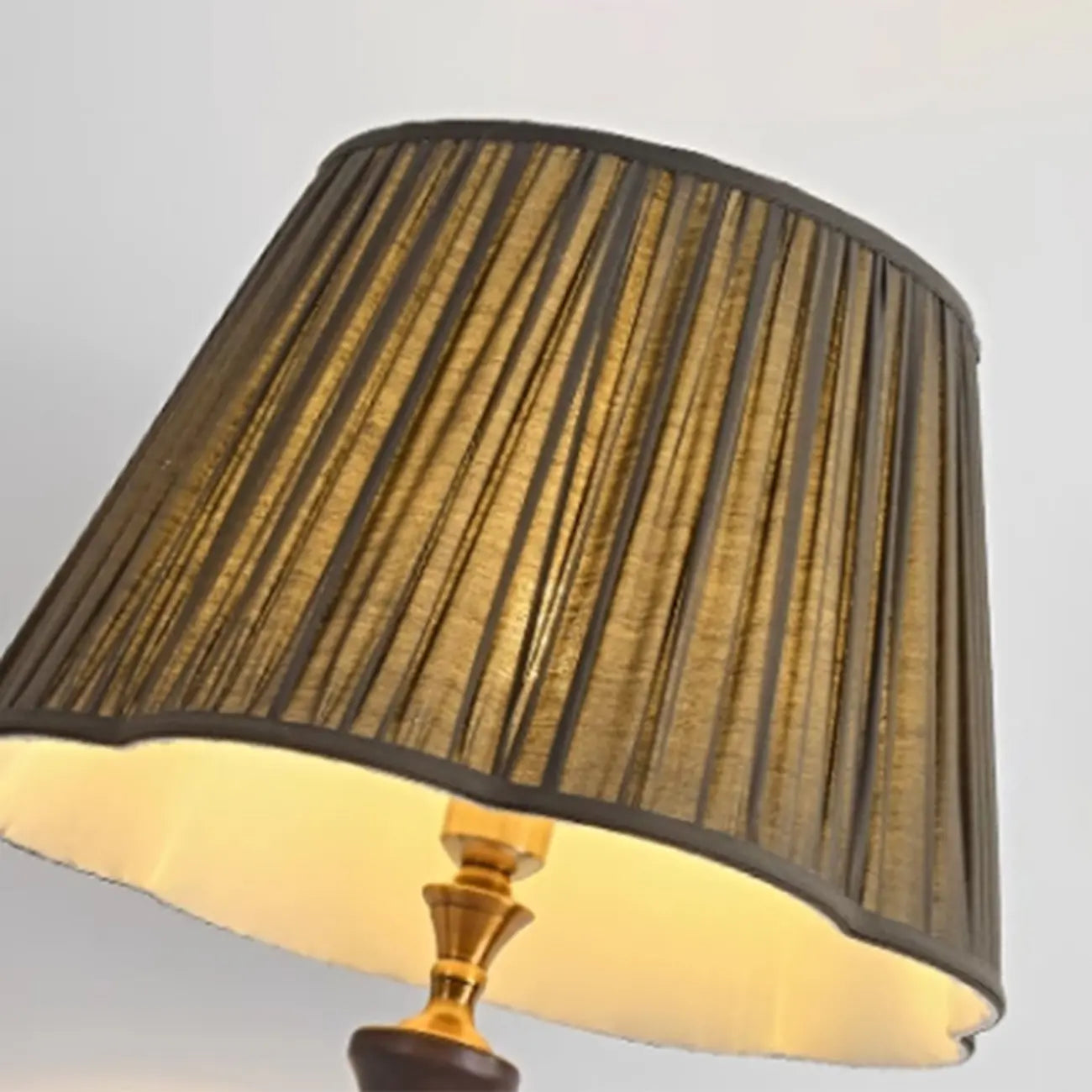Lampadaire élégant en bois avec étagère et abat-jour en tissu