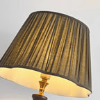 Lampadaire élégant en bois avec étagère et abat-jour en tissu