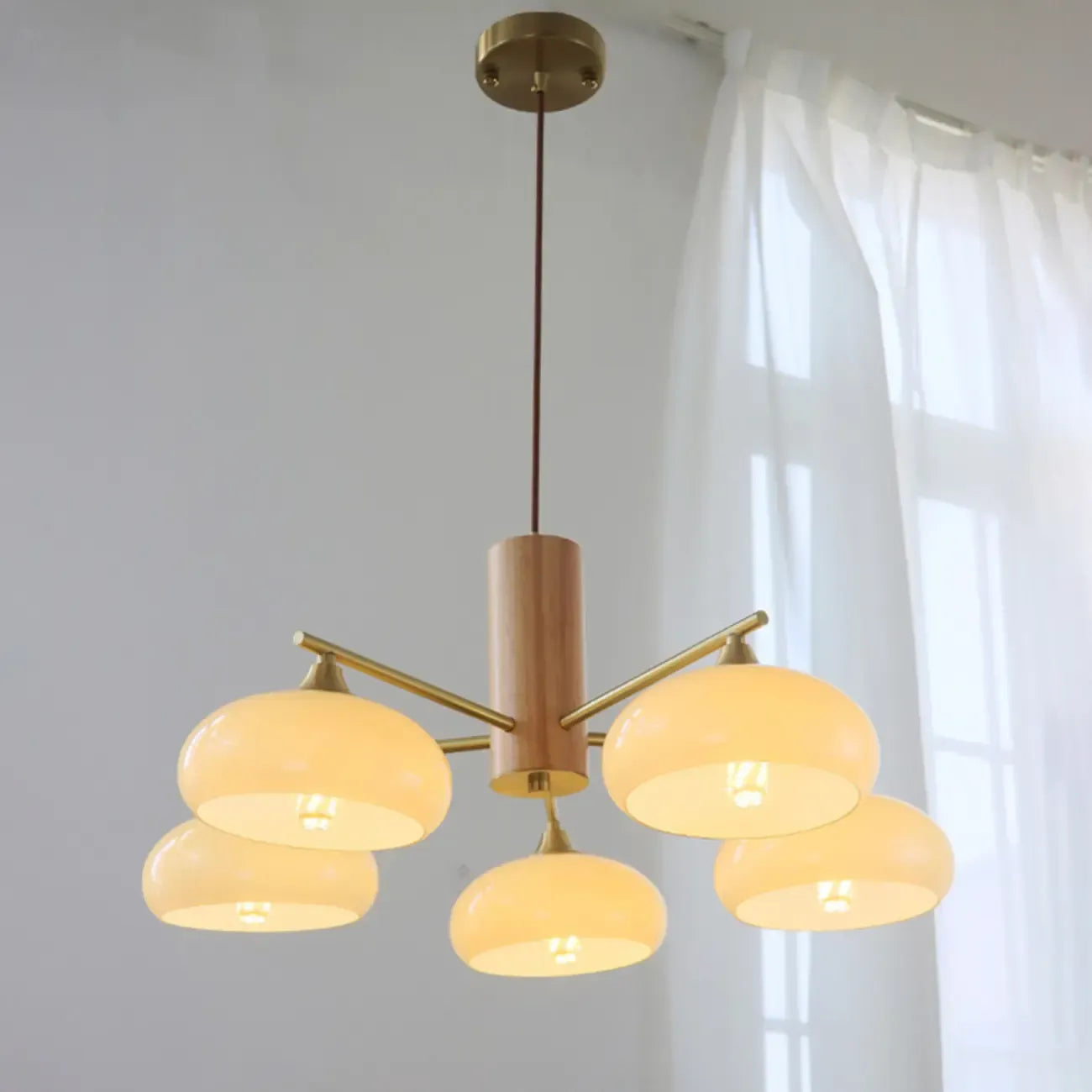 Lustre contemporain en bois et verre jaune laiteux