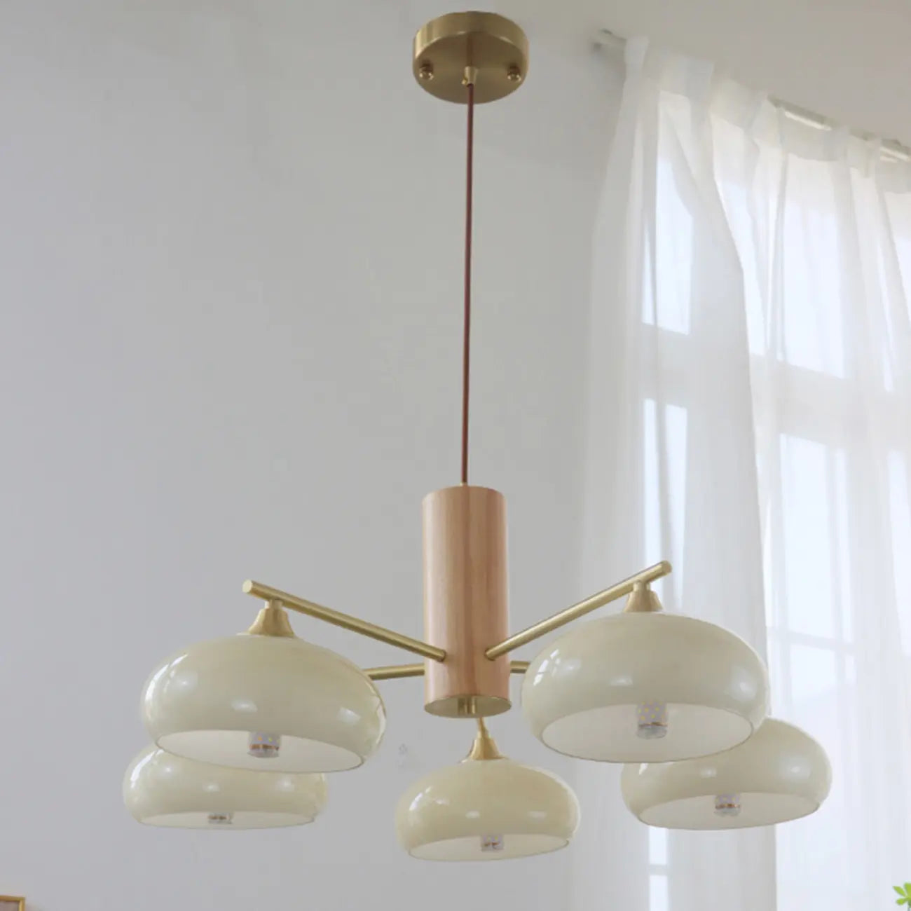 Lustre contemporain en bois et verre jaune laiteux