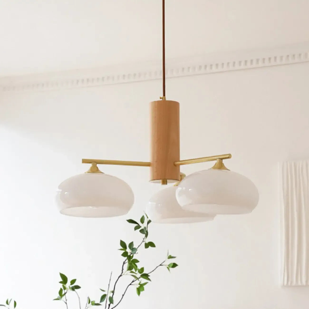 Lustre contemporain en bois et verre jaune laiteux