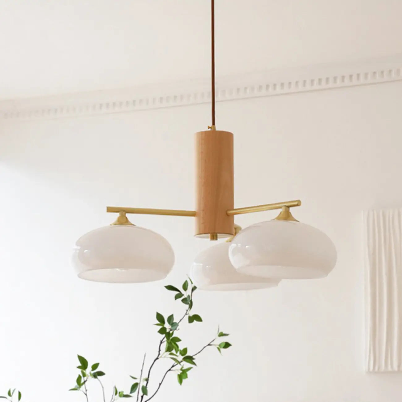 Lustre contemporain en bois et verre jaune laiteux