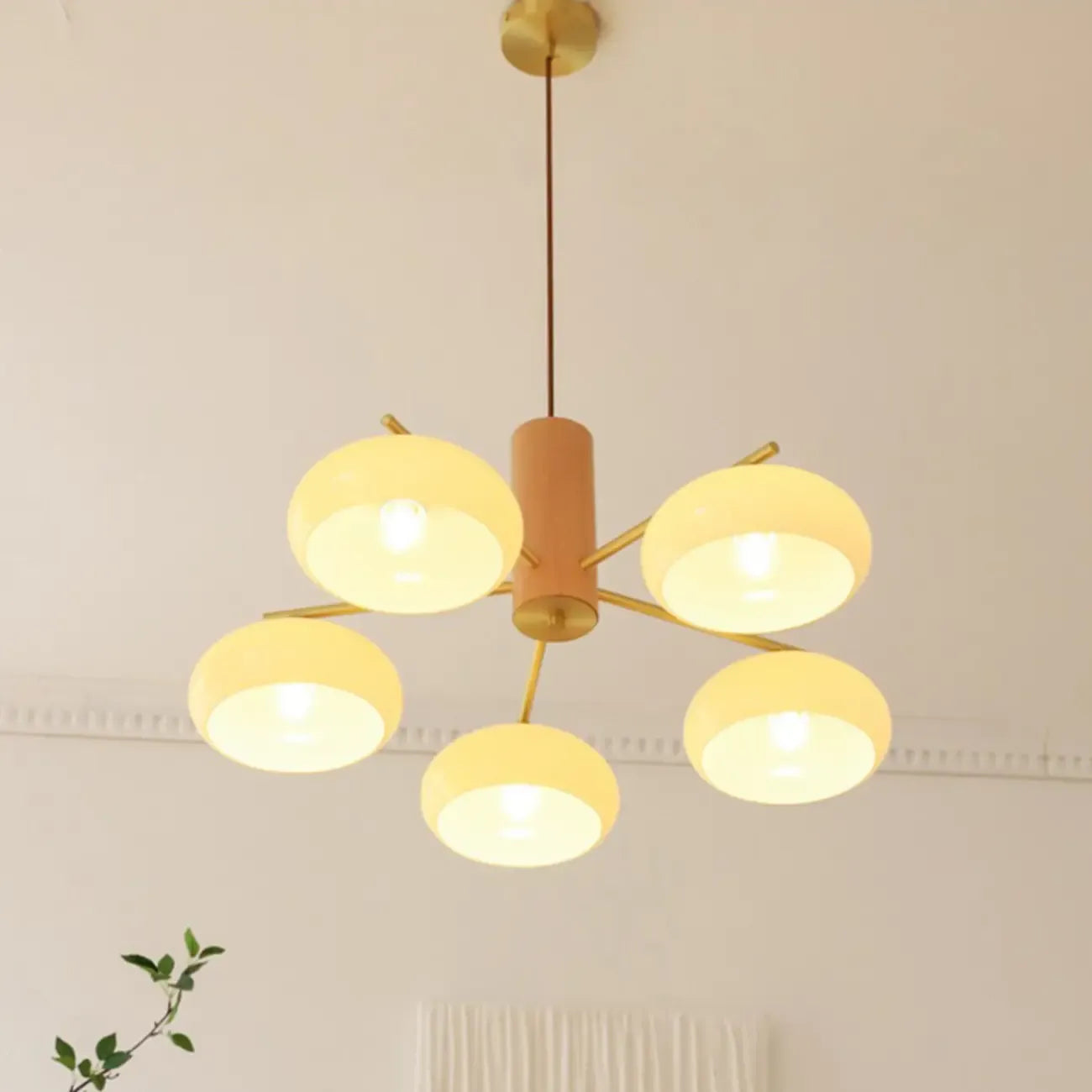 Lustre contemporain en bois et verre jaune laiteux