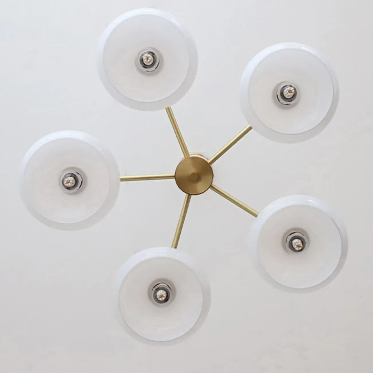 Lustre contemporain en bois et verre jaune laiteux