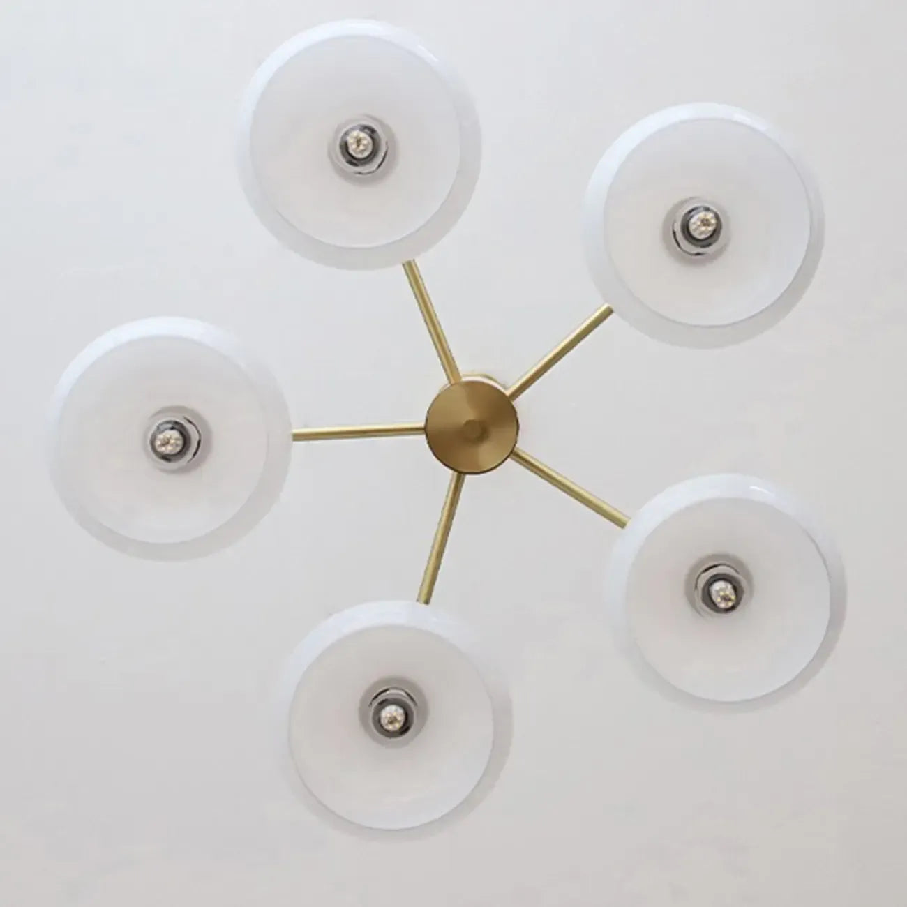 Lustre contemporain en bois et verre jaune laiteux