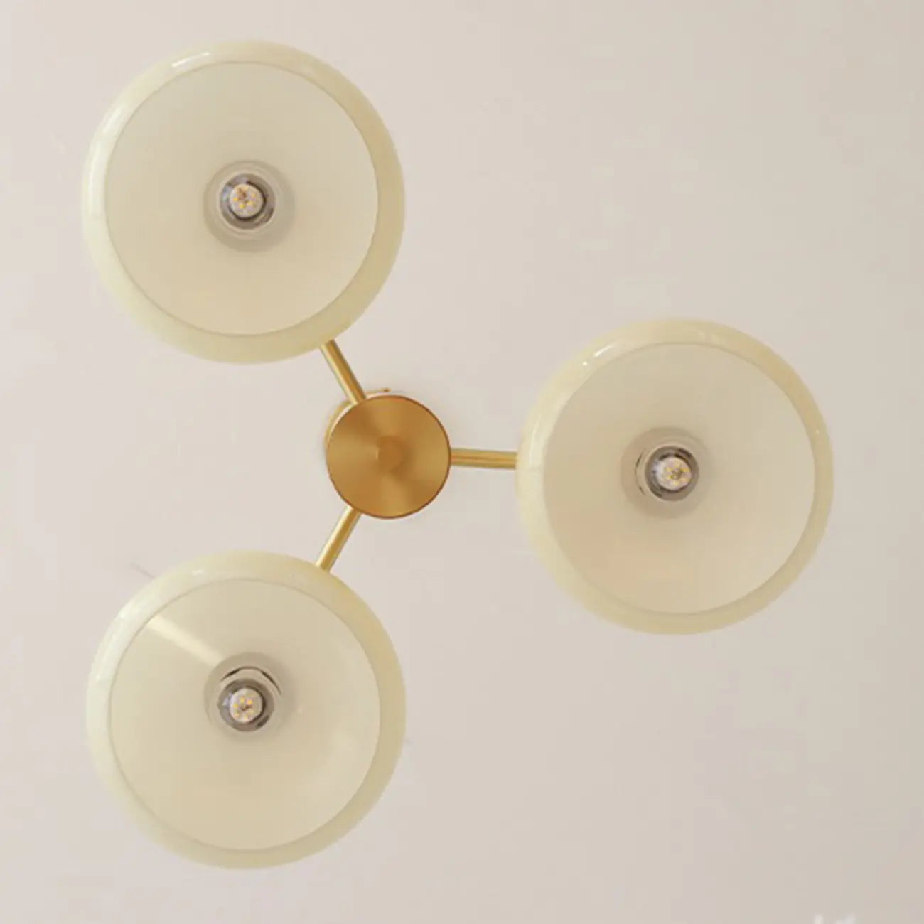 Lustre contemporain en bois et verre jaune laiteux
