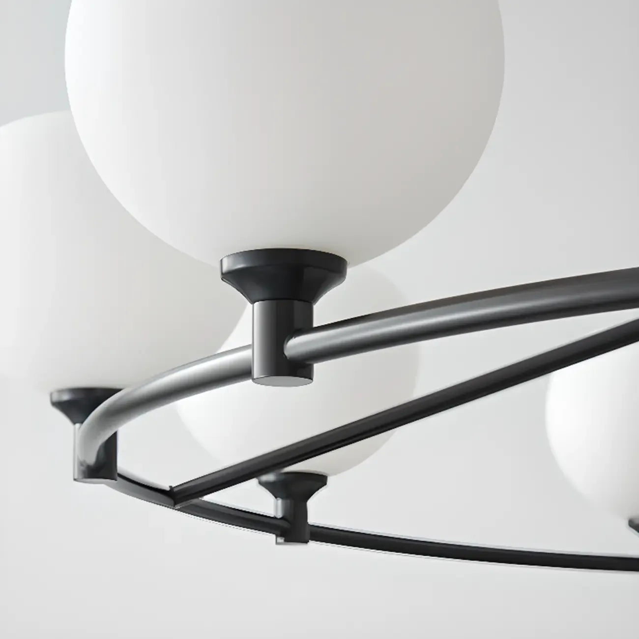 Lustre minimaliste en verre blanc et métal noir